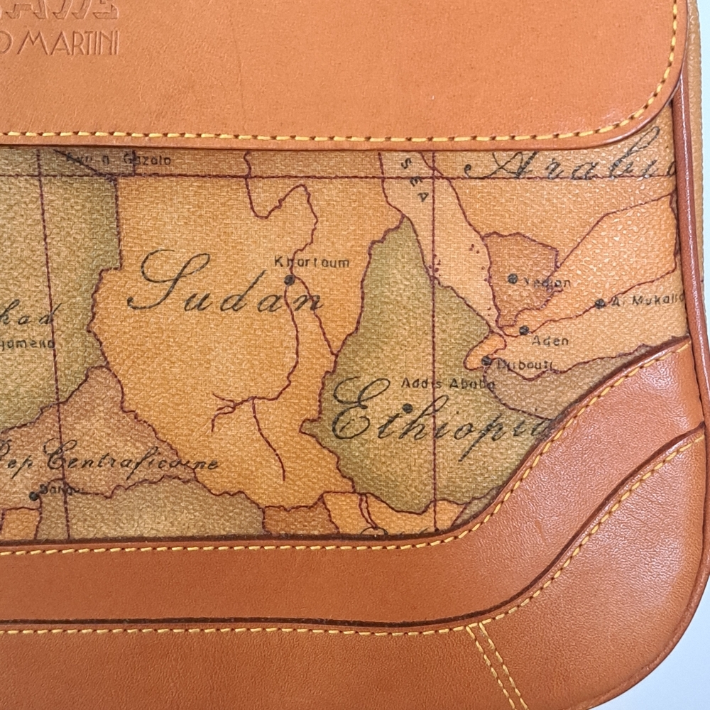 Alviero Martini Brown and Tan Shoulder Bag
Strap drop is 10 inches